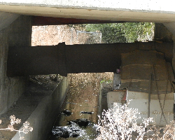 写真：坂途中の暗渠には導管が見える