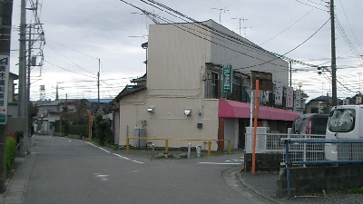 写真：大塚・春日台区界・旧道は左の道へ向かう