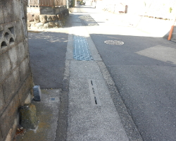 写真：道端に立つ神奈川県旧式道界標