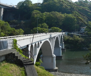 写真：小倉橋と川尻瀧川原付近