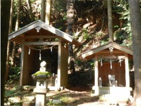 写真：元春日神社の社殿、右は御嶽社