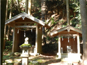 写真:元春日神社の社殿、右は御嶽社