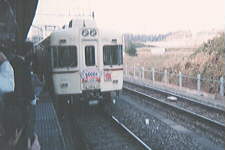 写真：若葉台駅に入線する記念列車