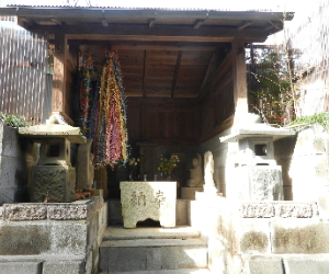 写真：坂途中の地蔵尊
